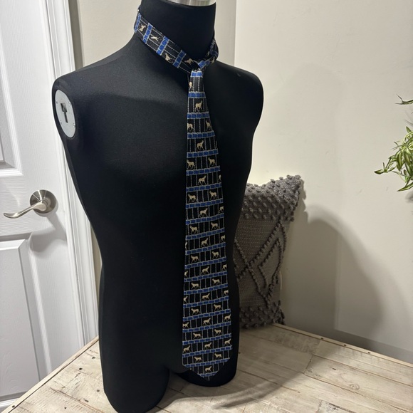 Metropolitan Miseum of Art Other - Metropolitan Museum of Art Ancient Motif 100% Silk Tie